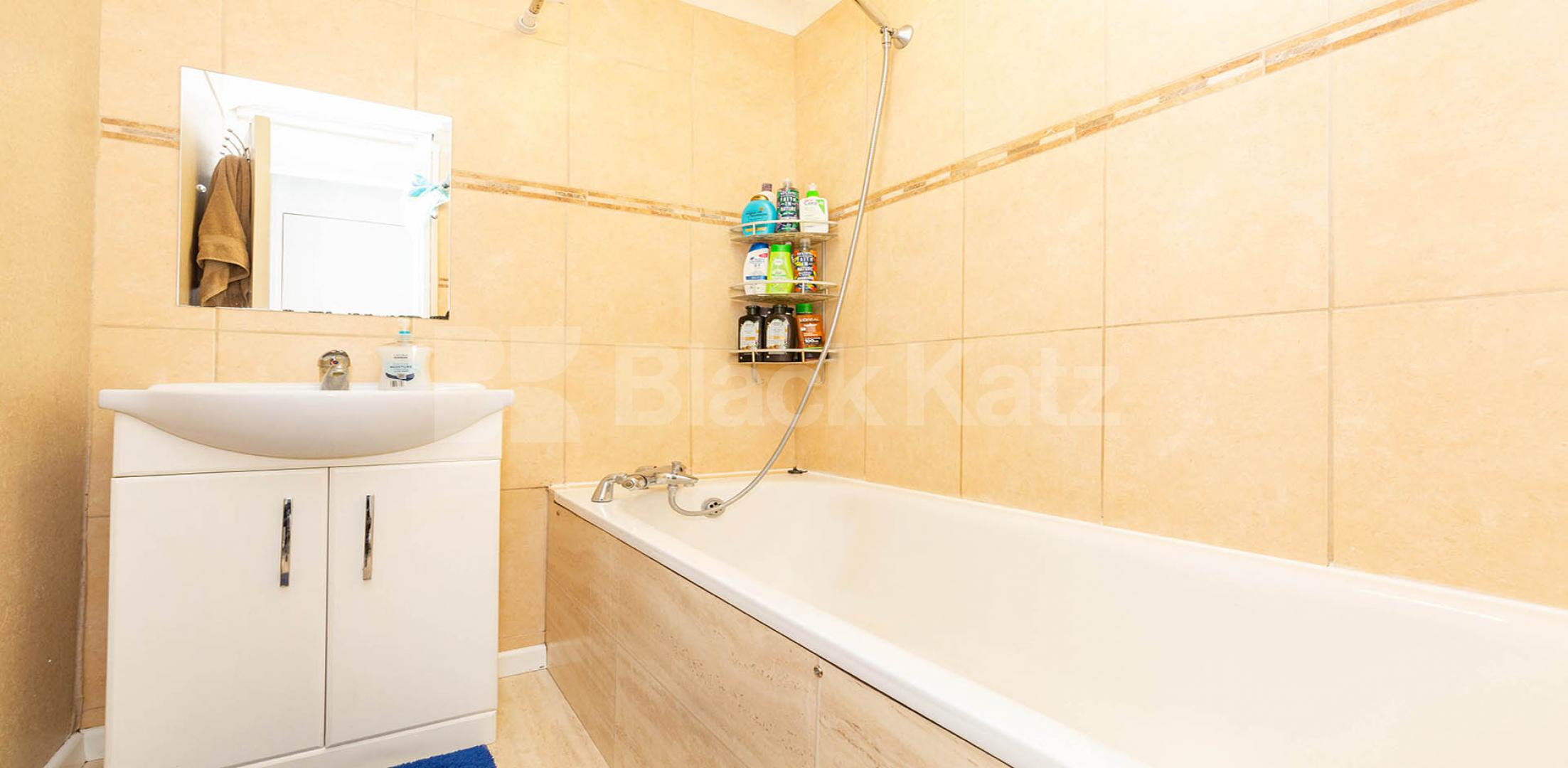 Recently decorated spacious 3 bed with a modern kitchen and bathroom Sanders Way, Archway / Crouch End